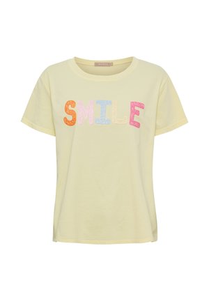 Lysegul T-shirt med korte ærmer med flerfarvede bogstaver, der staver "SMILE" tværs over brystet i dekorative mønstre.