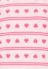 Tissu rose clair avec des rayures horizontales. Motif de petits cœurs roses espacés uniformément entre des lignes alternées de rose plus foncé. Texture douce.