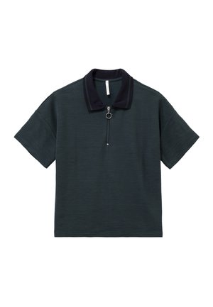 Polo shirt vert foncé avec un col bleu marine, à manches courtes et une patte zippée avec un anneau de tirette circulaire. Motif à rayures texturées.