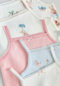 Set von Kindertanktops aus Baumwolle. Mit pastellfarbenen, verspielten Hasen- und Blumenmotiven sowie dekorativer Spitze und Schleifen an den Trägern.