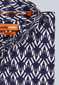 Marineblaues Hemd mit einem weißen geometrischen Muster, aus Baumwolle, in regulärer Passform, mit Button-Down-Kragen und einem orangefarbenen Markenetikett, das innen sichtbar ist.