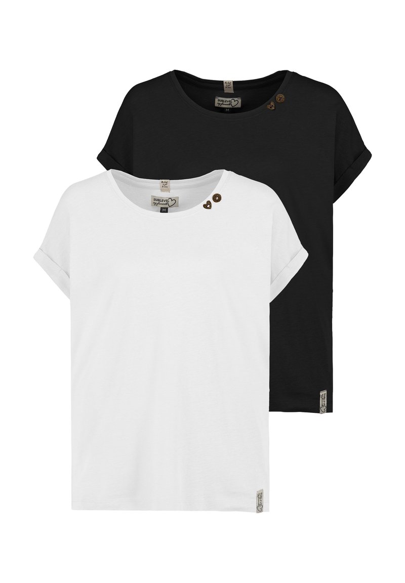 Ein Paar T-Shirts aus Baumwolle in Weiß und Schwarz, mit umgeschlagenen kurzen Ärmeln, einem runden Ausschnitt und herzförmigen Knöpfen auf einer Schulter.