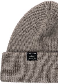 Grijze gebreide beanie met een omgeslagen rand. Bevat een zwart label met de teksten "PROTEST" en "HOUSE OF SNOW". Getextureerde wollen stof.
