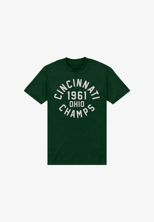 T-shirt vert foncé avec du texte beige indiquant "CINCINNATI 1961 OHIO CHAMPS" disposé en design circulaire sur le devant.