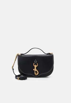 Bolso de mano de cuero negro con tapa abatible, herrajes dorados, un cierre decorativo y costuras blancas en contraste. Incluye una correa de cadena desmontable.