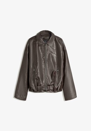 Giacca di pelle marrone con una texture liscia, vestibilità oversize, colletto, tasche con zip e una vita con cintura per un tocco in più.