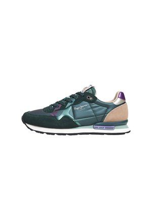 Zapatillas verdes con una mezcla de materiales lisos y texturizados. Presentan una lengua acolchada, acentos morados y una suela blanca con detalles de logo.