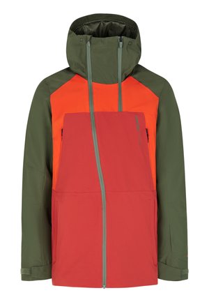 Multikleurige waterdichte jas met een groene capuchon, een rood en oranje lichaam, een rits aan de voorkant en grote zakken. Gelaagde stof met een sportief ontwerp.