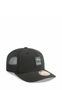 Schwarze Kappe mit strukturiertem Design, Netzrücken und einem rechteckigen Patch mit Logo und dem Text „Baltimore Ravens“ auf der Vorderseite.