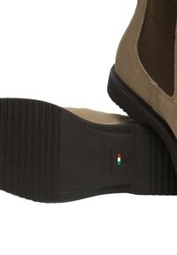 Stivali Chelsea in suede marrone con suole in gomma nera, uno mostra la suola texturizzata con la scritta "NeroGiardini Made in Italy" e la marcatura della taglia 42.