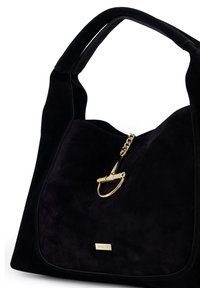 Sac hobo en daim noir au design décontracté. Doté d'une fermeture à fermoir métallique doré et d'une plaque de marque. Texture douce et intérieur spacieux.