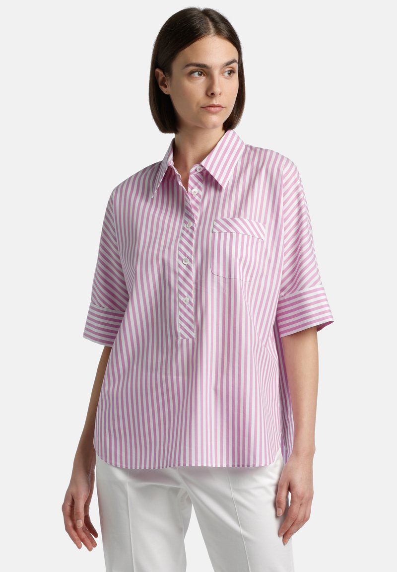 Korte mouwen, roze en witte gestreepte blouse met een puntkraag en een zak op de linkerborst. Lichtgewicht stof met een gladde textuur.