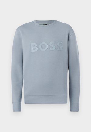 Lyseblå sweatshirt med rund halsudskæring, lange ærmer og hævet "BOSS"-skrift på forsiden. Glat stof med en struktureret finish.