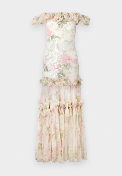 Haljina bez naramenica s gornjim dijelom od cvjetnog šljokičastog materijala, složenom suknjom od prozirnog materijala, detaljima od volana i svijetlim bojama s nijansama ružičaste i zelene.