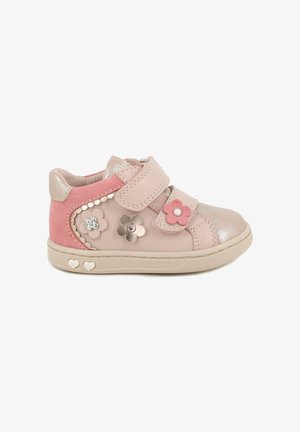 Scarpa per bambini in pelle rosa chiaro con cinturini in velcro, dettagli floreali e rifiniture metalliche. Suede rosa testurizzato sul retro e dettagli a forma di cuore sulla suola.