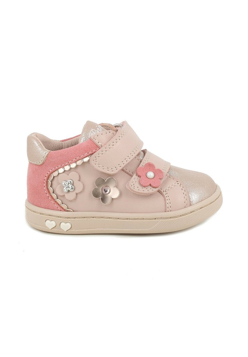 Scarpa per bambini in pelle rosa chiaro con cinturini in velcro, dettagli floreali e rifiniture metalliche. Suede rosa testurizzato sul retro e dettagli a forma di cuore sulla suola.