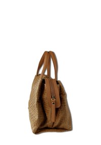 Beige geweven handtas met een gestructureerd patroon, twee bovenhandvaten en een ritssluiting aan de voorkant. Heeft een gestructureerde vorm en leren afwerking.