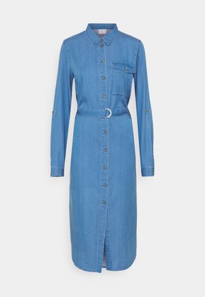 Długa na pośladki sukienka koszulowa z denimu z długimi rękawami, zapinana na guziki z przodu, z kieszenią na piersi, kołnierzykiem i paskiem w talii z metalową klamrą.