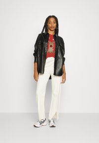 ONLY ONLXMAS LIFE CHRISTMAS  - T-shirt estampada - flame scarletrudolph