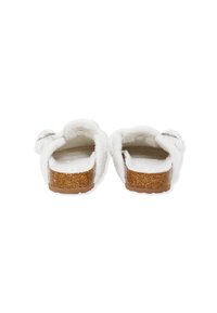 Pantofole bianche pelose con retro aperto, soletta in sughero e dettaglio con fibbia argentata. Interno testurizzato per comfort.