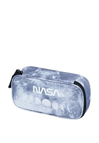 Astuccio grigio con logo NASA, superficie testurizzata, grafica delle fasi lunari e chiusura con cerniera nera.