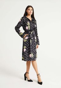 Liquorish FLORAL PRINT  - Shirt dress - black