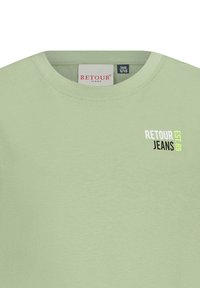 Jasnozielona bawełniana koszulka z okrągłym dekoltem, z kolorową grafiką "RETOUR JEANS EST. 89" z przodu.