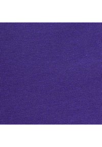 Texture de tissu en tricot côtelé violet avec des lignes verticales et des variations subtiles de teinte et de motif de tissage.