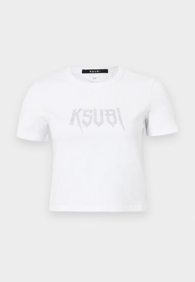 Valkoinen lyhythihainen T-paita, joka on valmistettu puuvillasta ja jossa on hopeinen niitattu logomerkintä edessä. Yksinkertainen pyöreä kaula-aukko ja rento leikkaus.