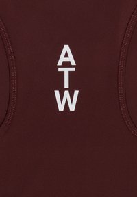 Burgundyröd atletisk tanktopp med vit "ATW"-logotyp, slät textur, rundade kanter och kontrasterande sömnadsdetaljer.