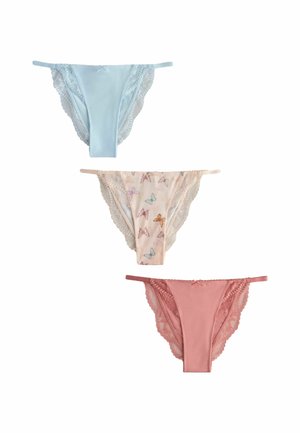 Tri dámske bikiny nohavičky s čipkou v modrej, béžovej s motívom motýľa a matne ružovej farbe, usporiadané vertikálne na bielom pozadí.