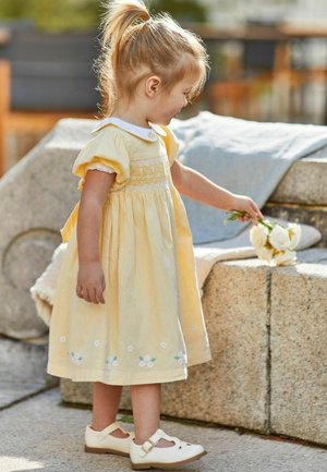 JoJo Maman Bébé DAISY EMBROIDERED PETER PAN SMOCKED REGULAR FIT SET - Freizeitkleid - yellow
