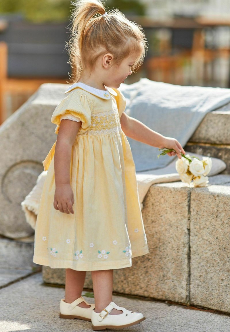 JoJo Maman Bébé DAISY EMBROIDERED PETER PAN SMOCKED REGULAR FIT SET - Vapaa-ajan mekko - yellow