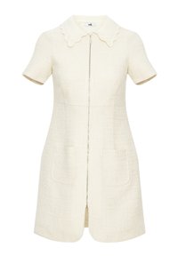 Vestido color crema de tela texturizada, con cuello festoneado, mangas cortas y dos bolsillos frontales con una cremallera delantera.