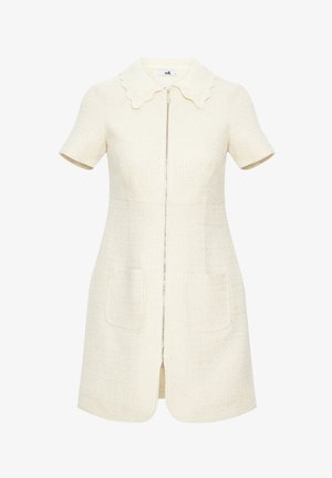 Crèmekleurige jurk van een gestructureerde stof, met een gegolfde kraag, korte mouwen en twee zijzakken met een ritssluiting aan de voorkant.
