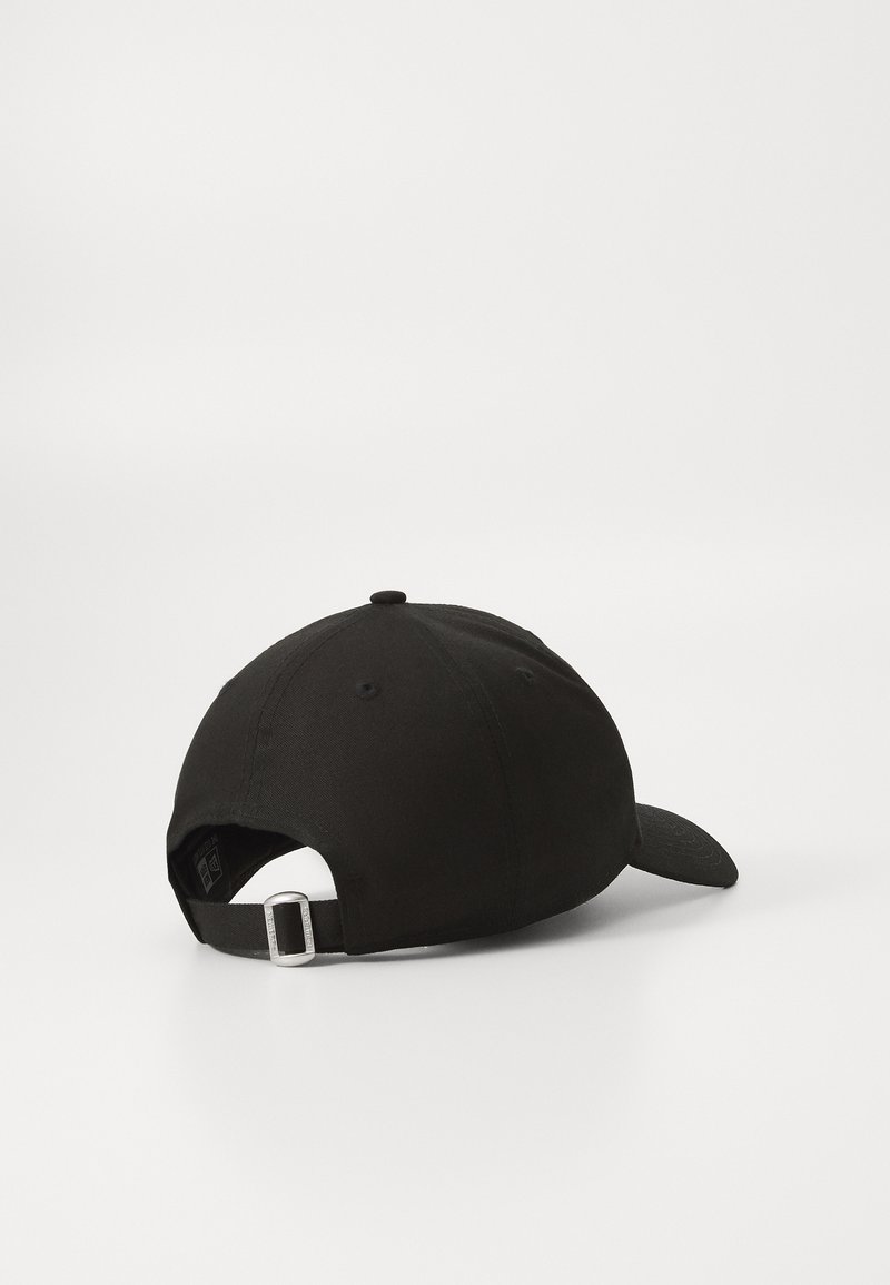 Schwarze Baseballkappe aus Stoff mit gebogenem Schirm, verstellbarem Riemen auf der Rückseite und einer glatten, strukturierten Oberfläche.