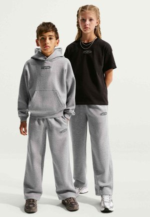 Nike Sportswear, NIKE SPORTSWEAR OLDER KIDS' TROUSERS SPORTSWEAR CLUB FLEECE UNISEX - Pantalones deportivos - dark grey heather base grey black light smoke grey