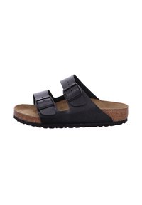 Sandal in pelle nera a due cinturini con superficie testurizzata, fibbie regolabili e sottopiedi in sughero. Suola in gomma per aderenza e supporto.