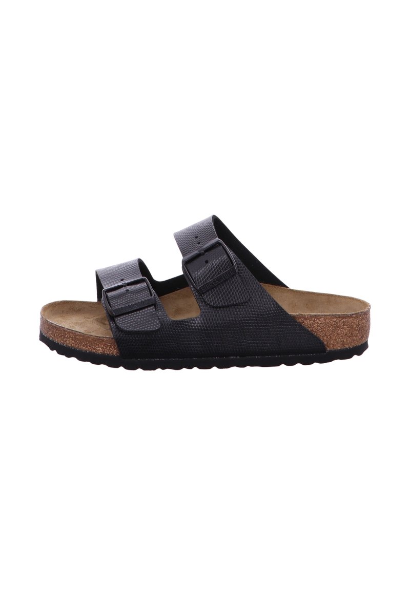 Sandal in pelle nera a due cinturini con superficie testurizzata, fibbie regolabili e sottopiedi in sughero. Suola in gomma per aderenza e supporto.