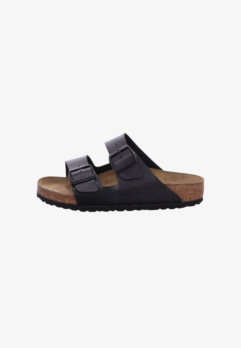 Svart tvåremmad sandal med en texturerad ovandel, justerbara spännen och en korkfotbädd. Gummisula för grepp och stöd.