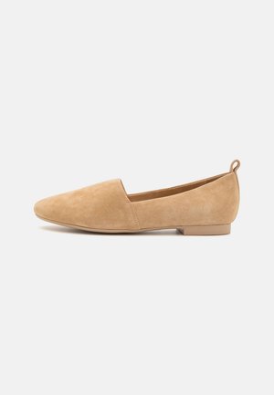 Damen-Loafer aus hellbraunem Wildleder mit spitz zulaufender Zehenpartie und kleinem Absatz, mit Zuglasche, vor weißem Hintergrund.