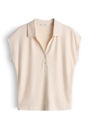 Beige Poloshirt mit kurzen Ärmeln, Kragen und zwei Knöpfen, flach auf weißem Hintergrund liegend.