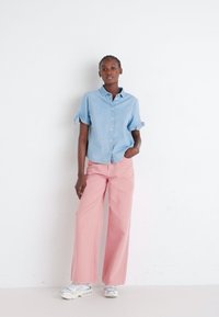 Lee STELLA - Široke nogavice - cassie pink