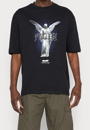 T-shirt noir avec un grand motif argenté représentant une statue d'ange et le mot "Fallen" au-dessus et le texte "rebellious angel" en dessous.