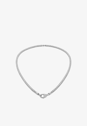 Collana a catena d'argento con design intrecciato e chiusura decorativa incastonata con piccole pietre scintillanti.