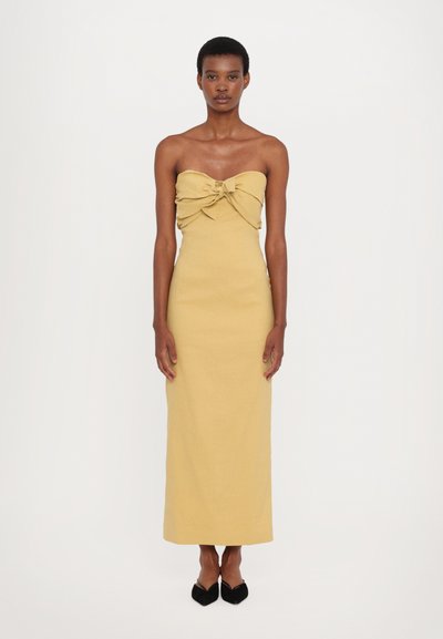 Gelbes trägerloses Maxikleid mit einer Schleifendetail am Dekolleté, aus glattem Stoff gefertigt, mit einer figurbetonten Silhouette und einem geraden Saum.