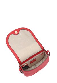 Rode leren handtas met ronde bovenkant, gouden hardware en beige voering. Voorzien van een ritsvak en een kaartslot aan de binnenkant.