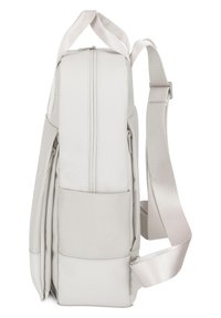 A világosszürke hátizsák sima, textúrált külsővel rendelkezik, cipzáros záródással és állítható, párnázott vállpánttal. Tartalmaz egy elülső zsebet.