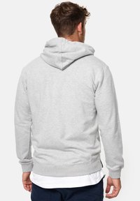 Grijze hoodie met een trekkoordkap, lange mouwen, ribgebreide manchetten en zoom, met een zachte textuur en een minimalistisch ontwerp.