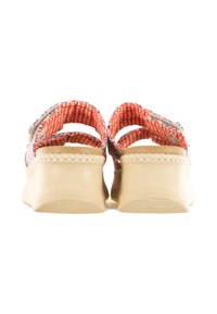 Sandali intrecciati multicolori con tomaia a fantasia, suola beige e design a doppio cinturino. Presentano dettagli di cucitura lungo il bordo della suola.